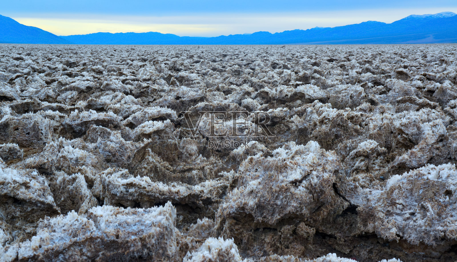 死亡谷国家公园，盐与粘土，加利福尼亚。光滑的盐谷，裂缝和膨胀的盐，死盐景观照片摄影图片