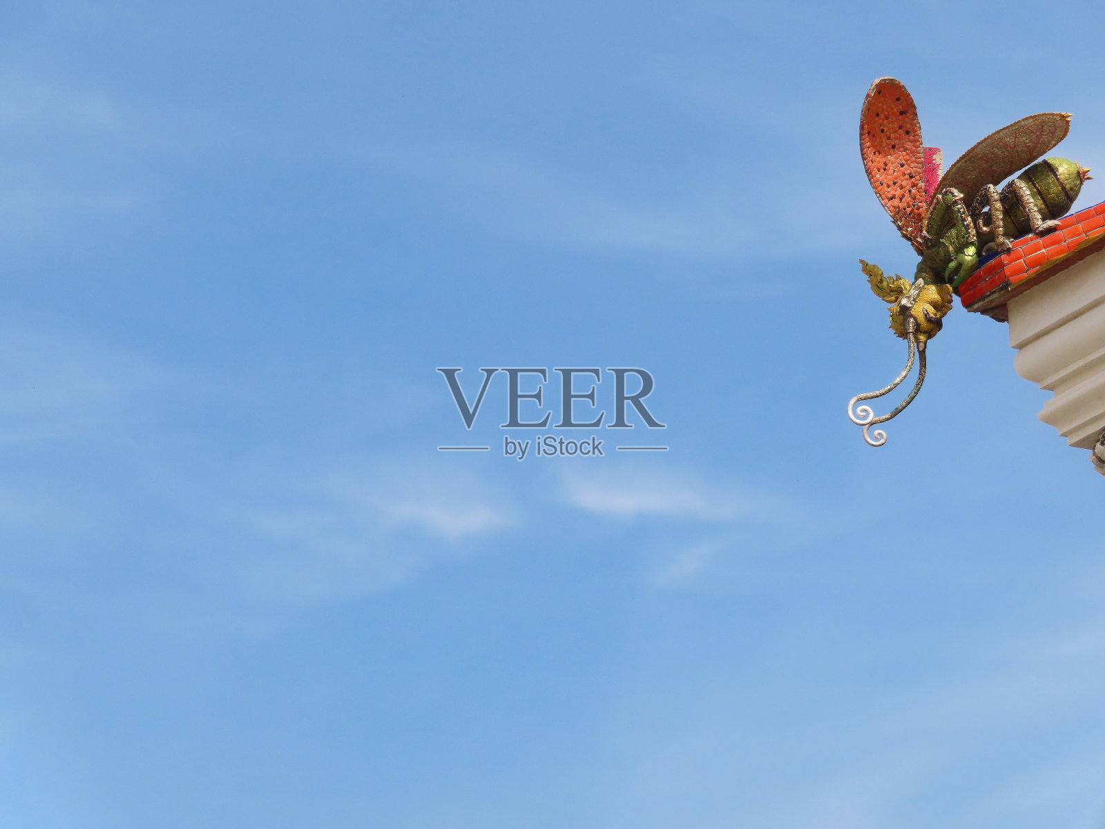 在泰国曼谷的巴黎寺屋顶上制作的泰式马赛克。照片摄影图片