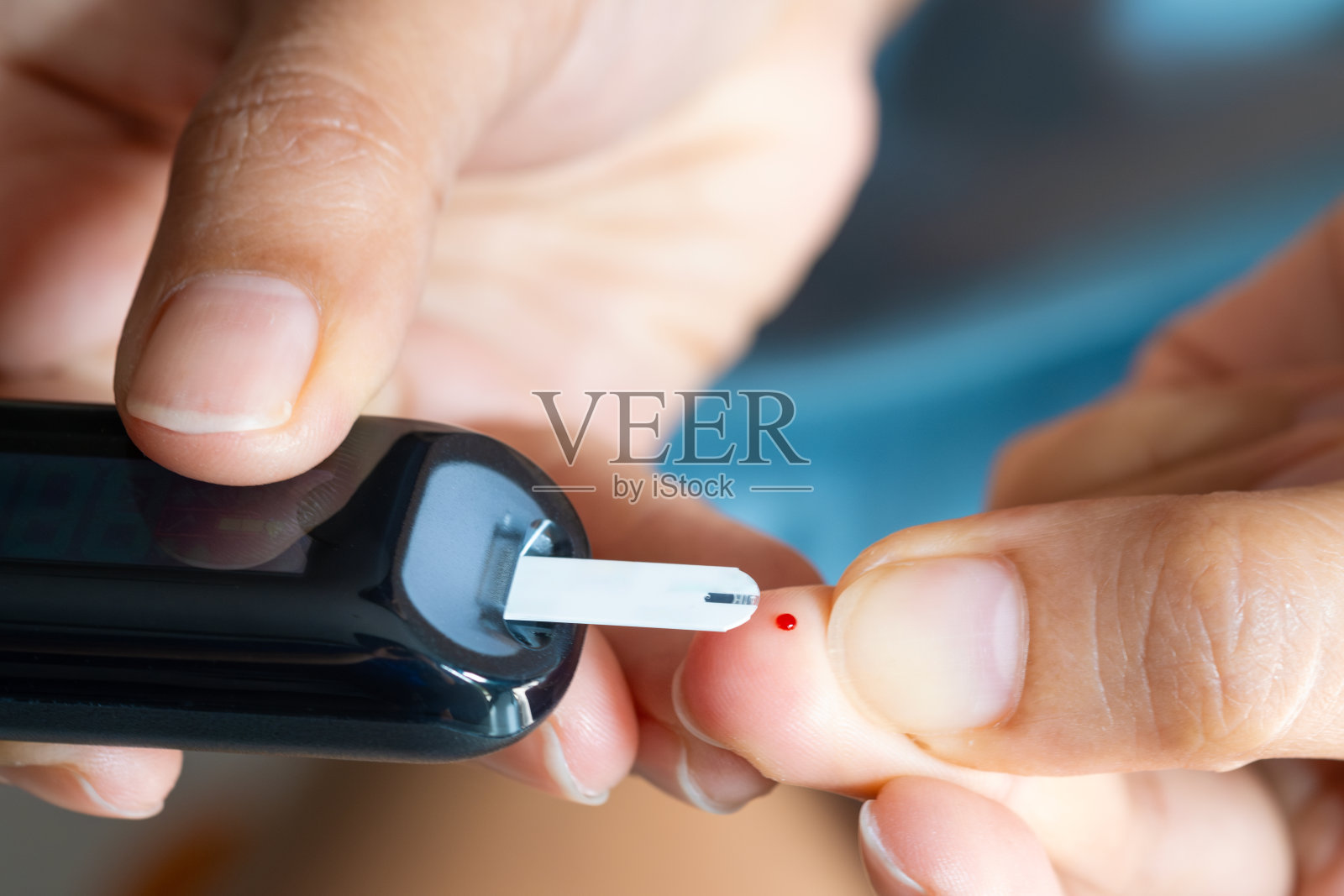 妇女的手检查糖尿病和高血糖监测仪与数字压力表。医疗保健和医疗理念照片摄影图片