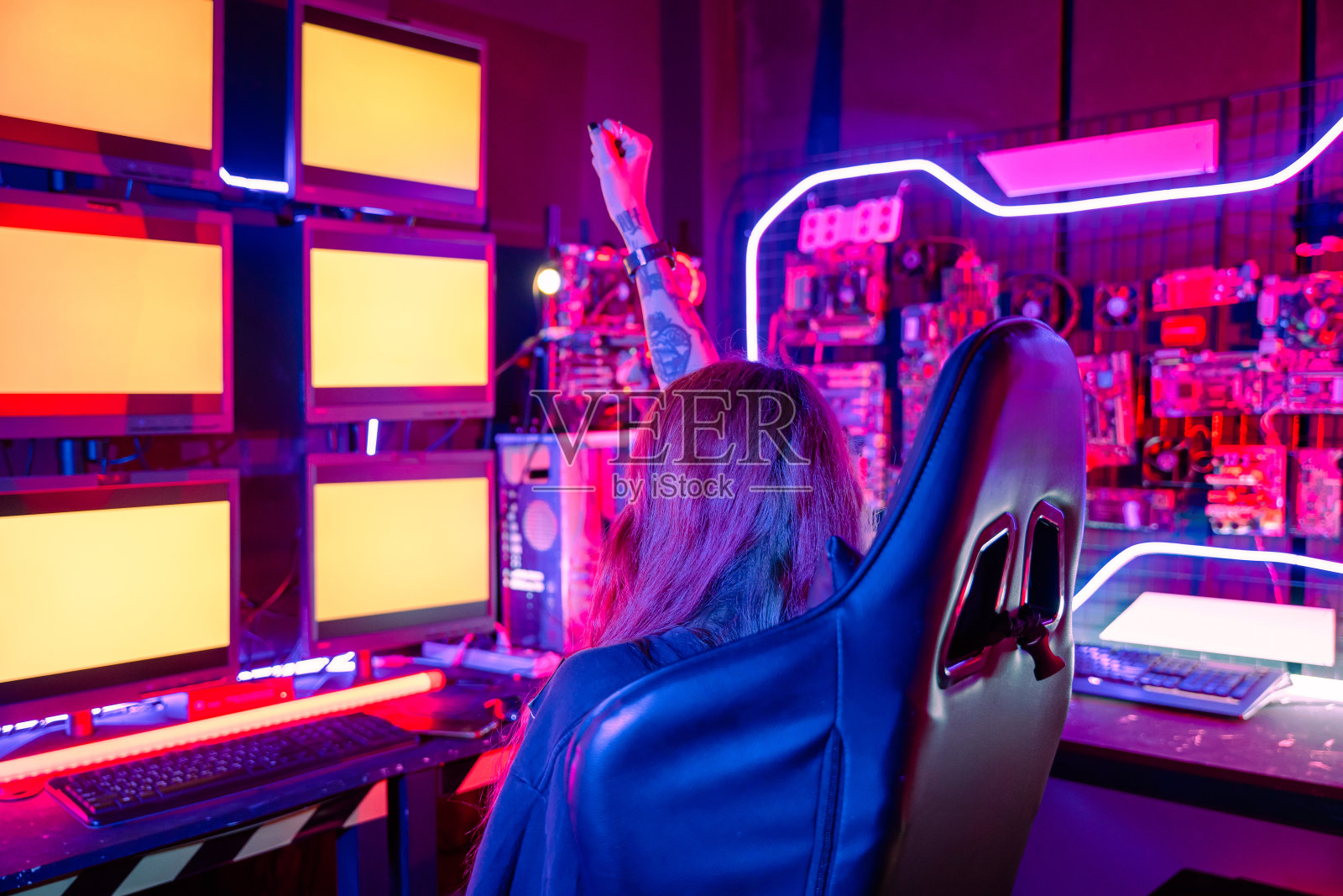 快乐的玩家年轻玩网络游戏电脑她举手赢得比赛照片摄影图片