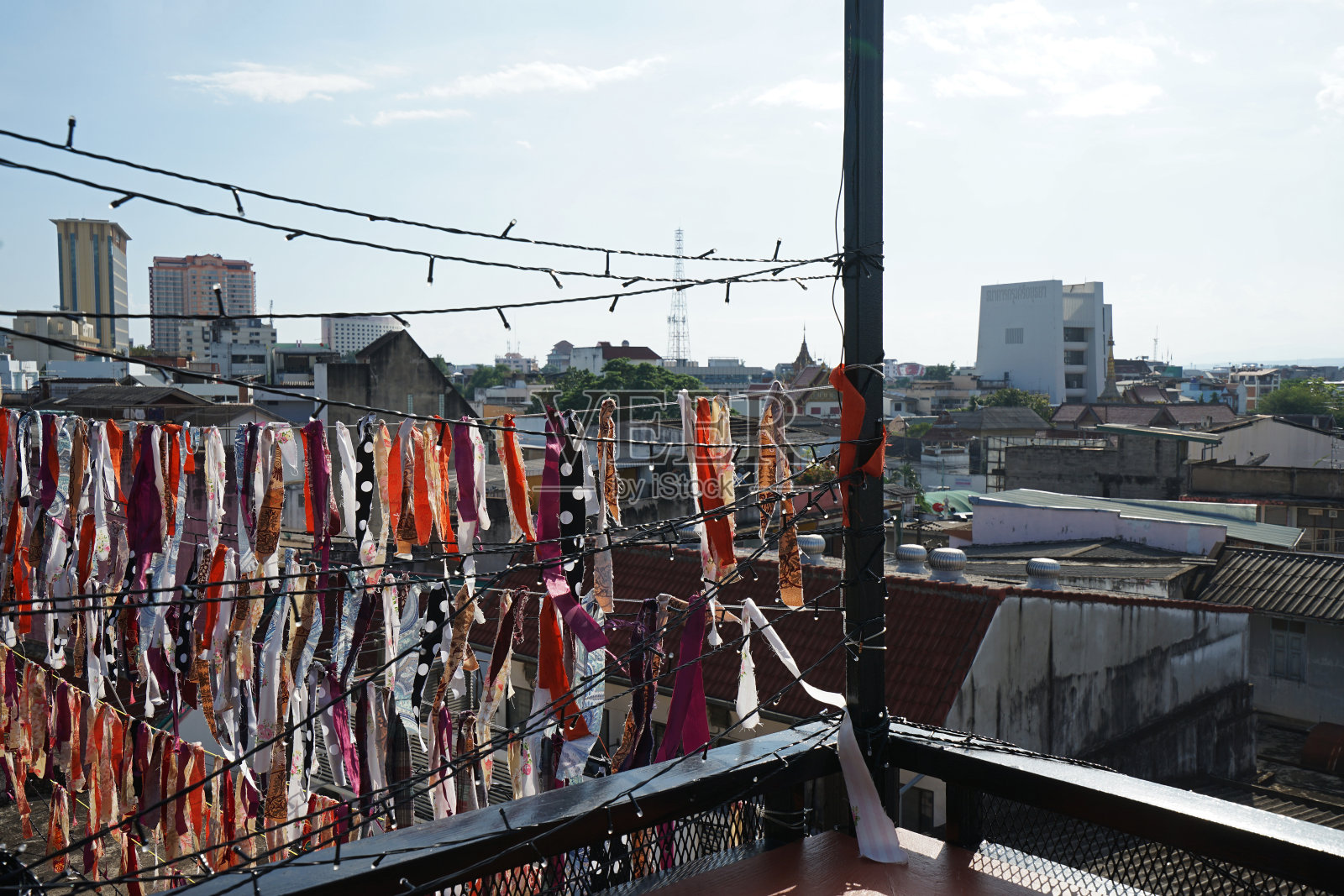 色彩缤纷的织物破布花环与清迈古城的城市景观照片摄影图片