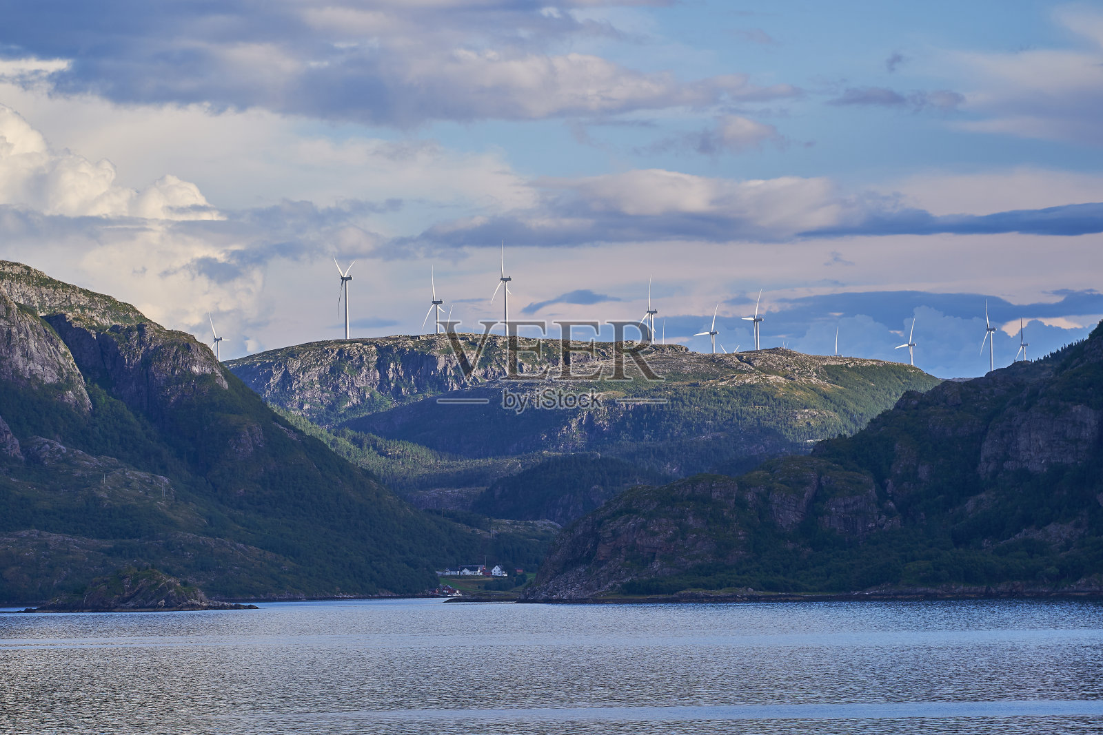 用于风力发电的现代风车。照片摄影图片
