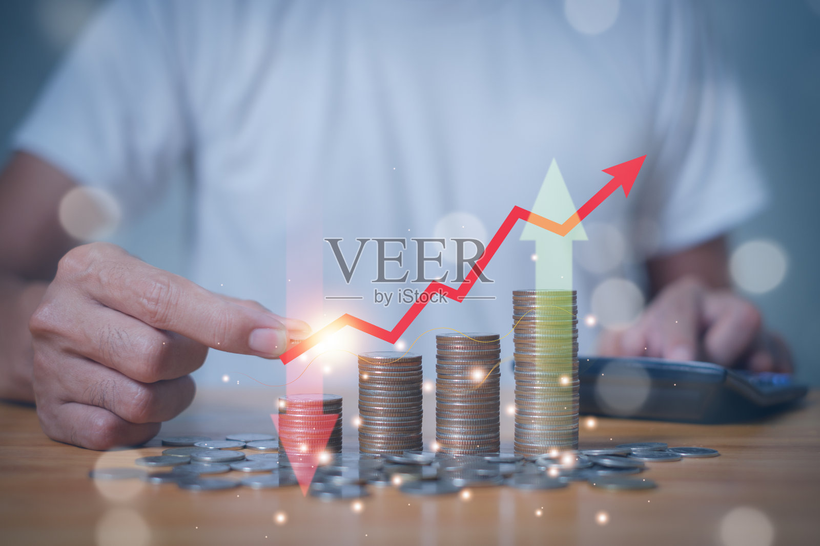 商人用向上的箭头和百分比符号堆叠钱币，表示金融银行增加利率，业务增长的概念。金融投资业务股票增长。照片摄影图片