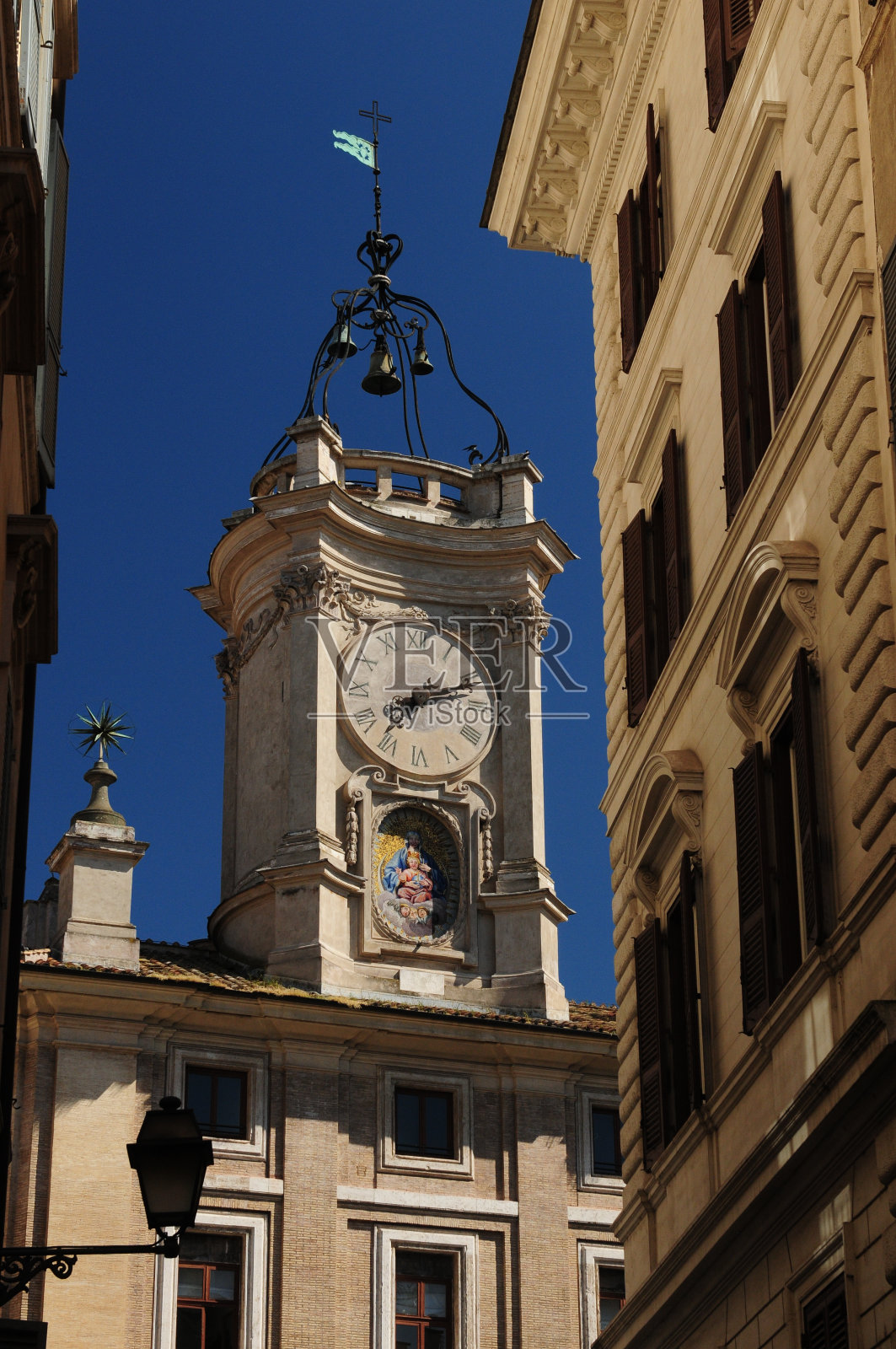在一个美好的春日，意大利罗马历史中心的钟楼照片摄影图片