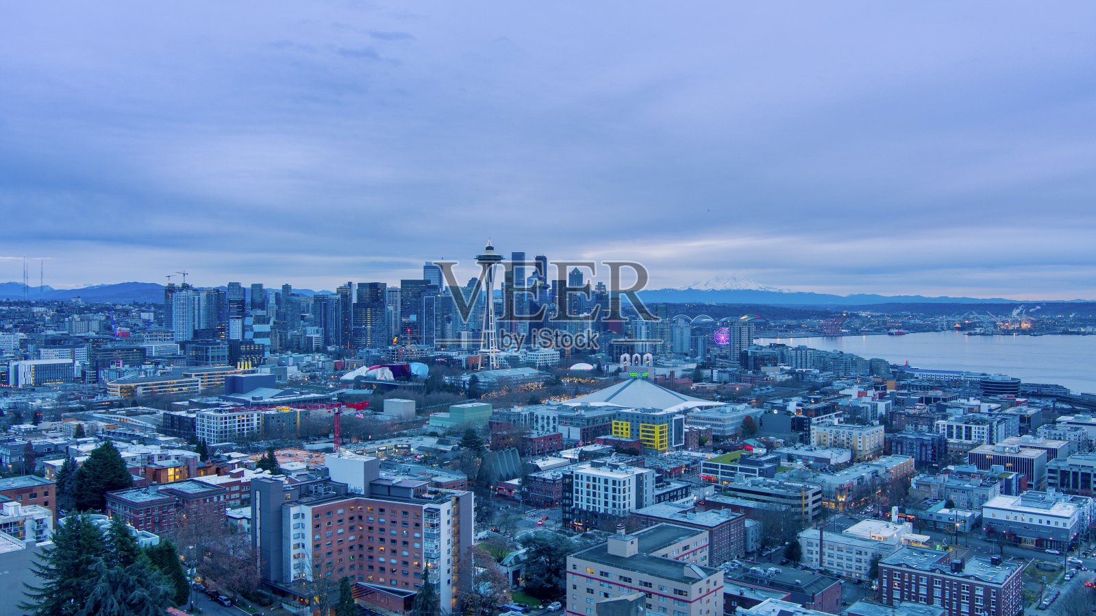 圣诞节日落时西雅图的天际线照片摄影图片