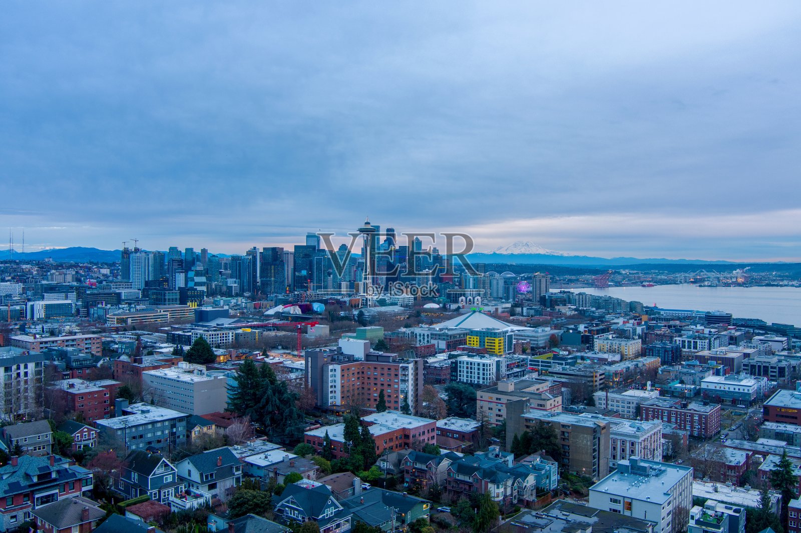 圣诞节日落时西雅图的天际线照片摄影图片