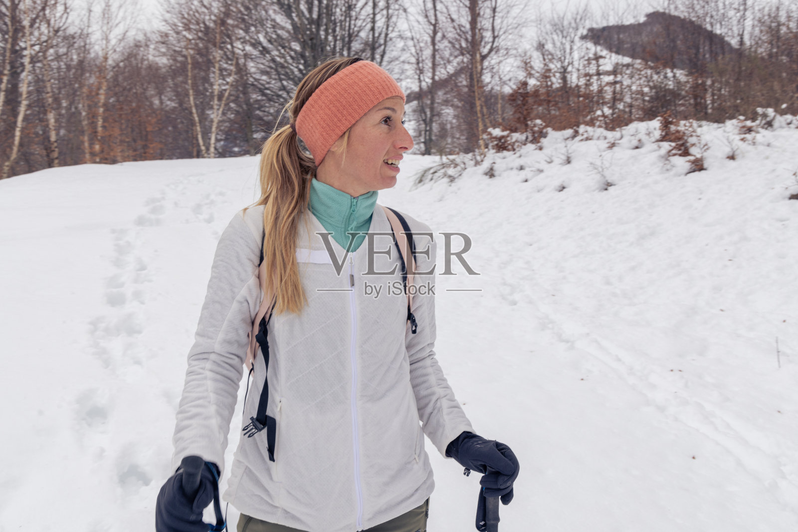 一位妇女沿着雪道徒步旅行照片摄影图片