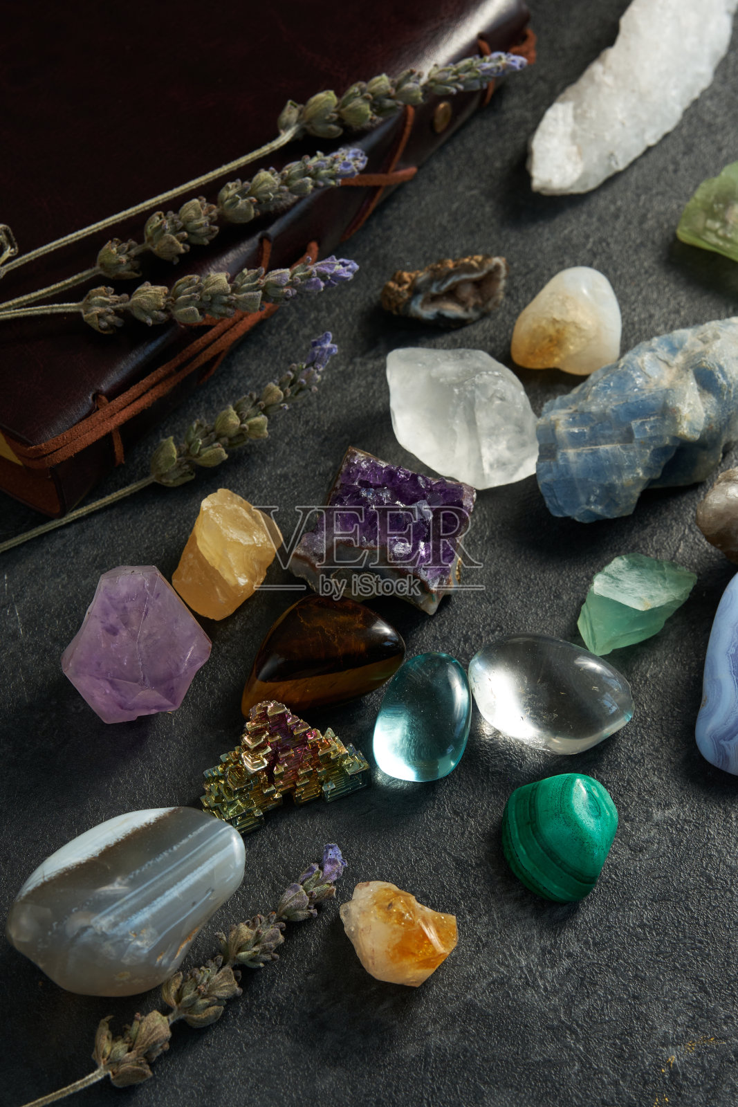 各种宝石在黑暗的背景照片摄影图片