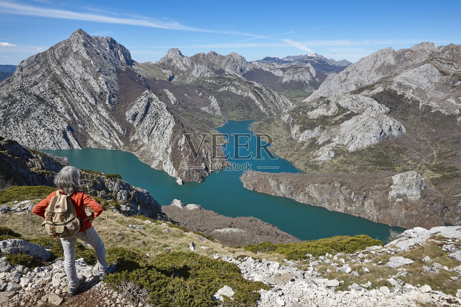 里亚诺风景如画的水库和山脉景观。徒步旅行。西班牙照片摄影图片