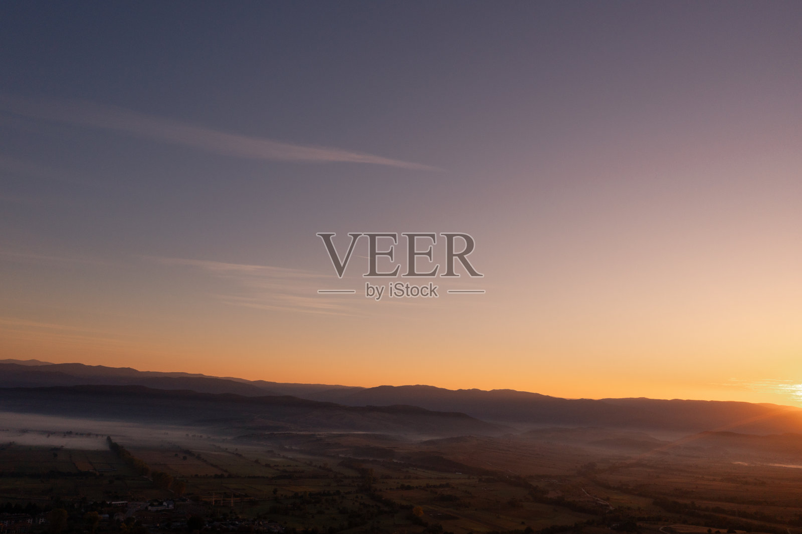 鸟瞰图，雾蒙蒙的早晨，秋天的山脉与云彩班斯科保加利亚照片摄影图片