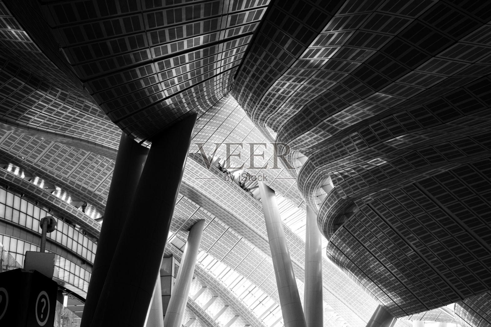 现代建筑黑白照片，现代建筑版画，自然光透过建筑照射照片摄影图片