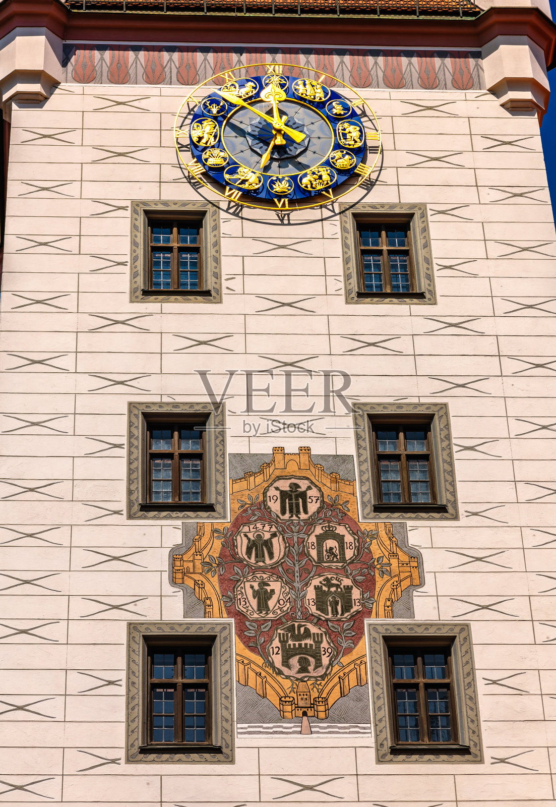 德国巴伐利亚州，慕尼黑，马里恩广场市政厅，塔上主钟的全景照片摄影图片