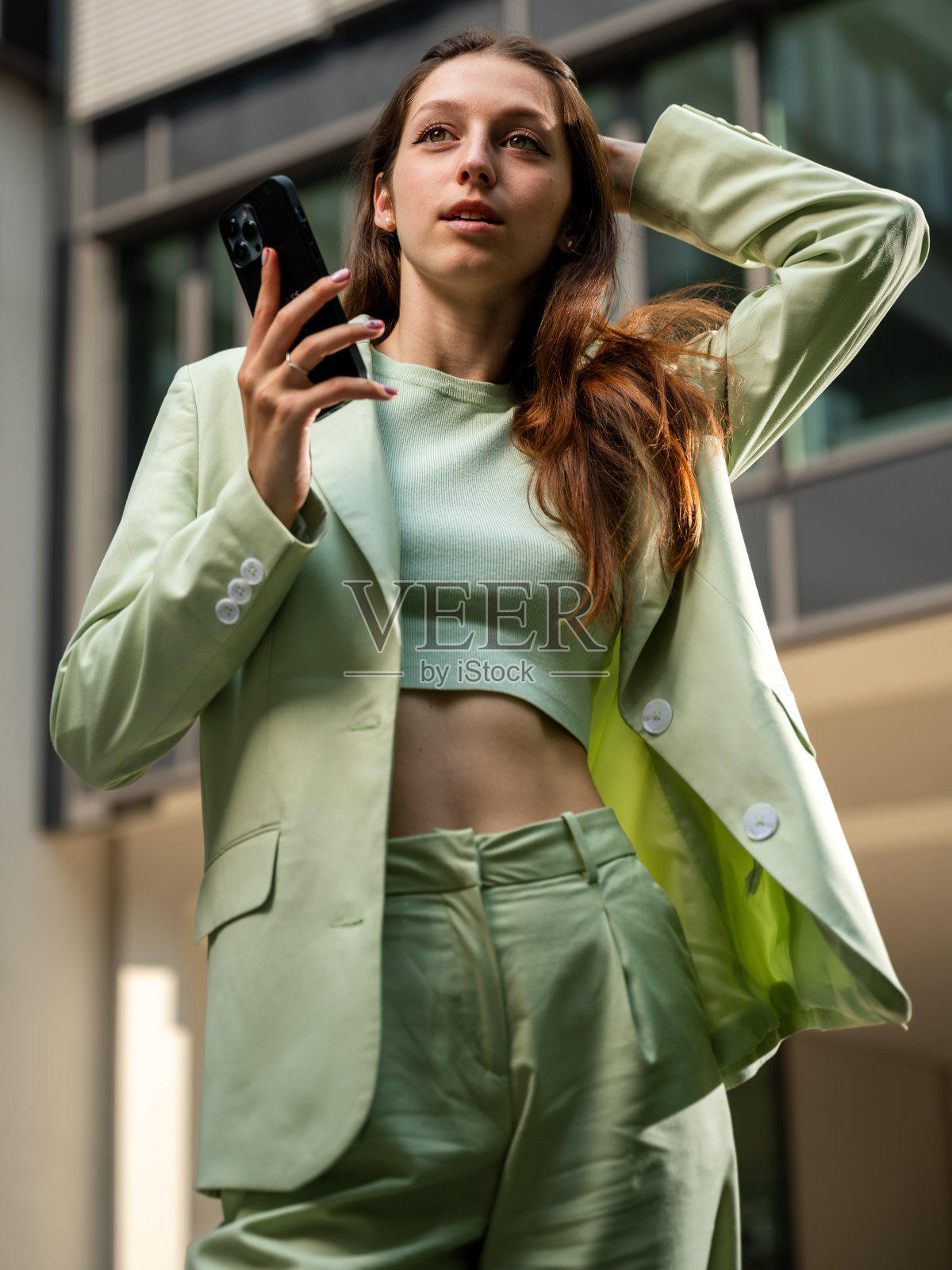 一个穿着西装的年轻女子在商业区的腰部照片照片摄影图片