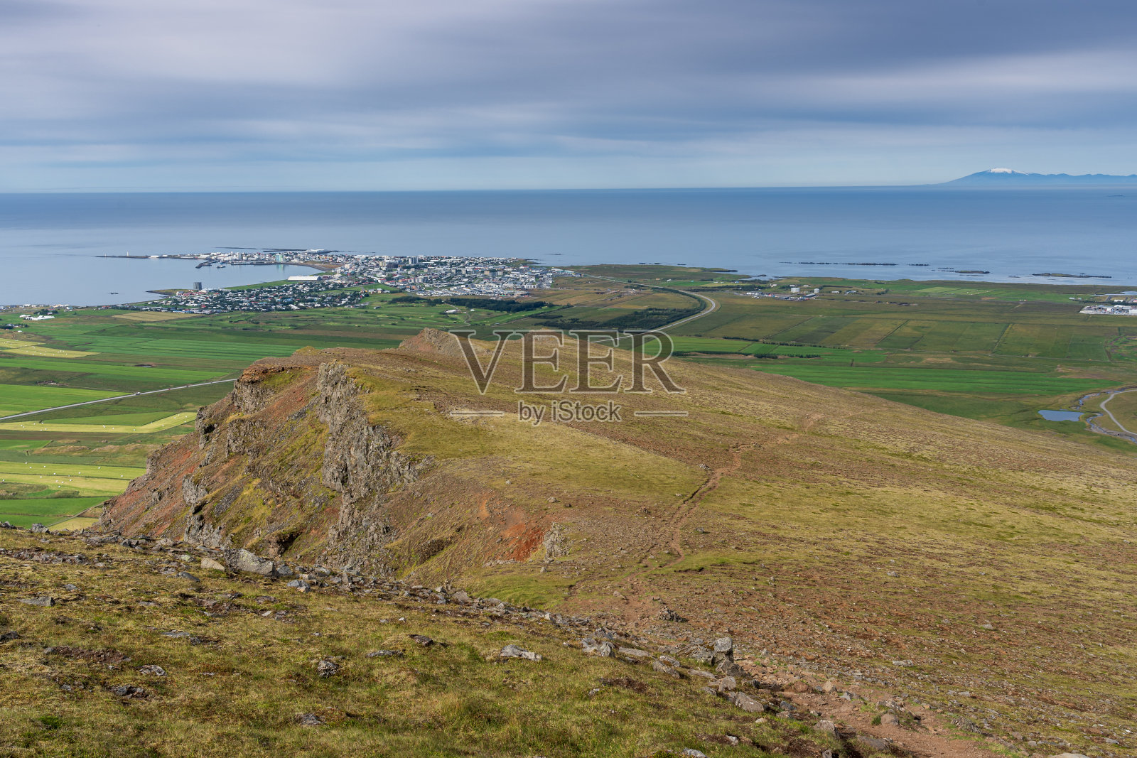 从Akrafjall山上看冰岛的阿克拉内斯镇照片摄影图片
