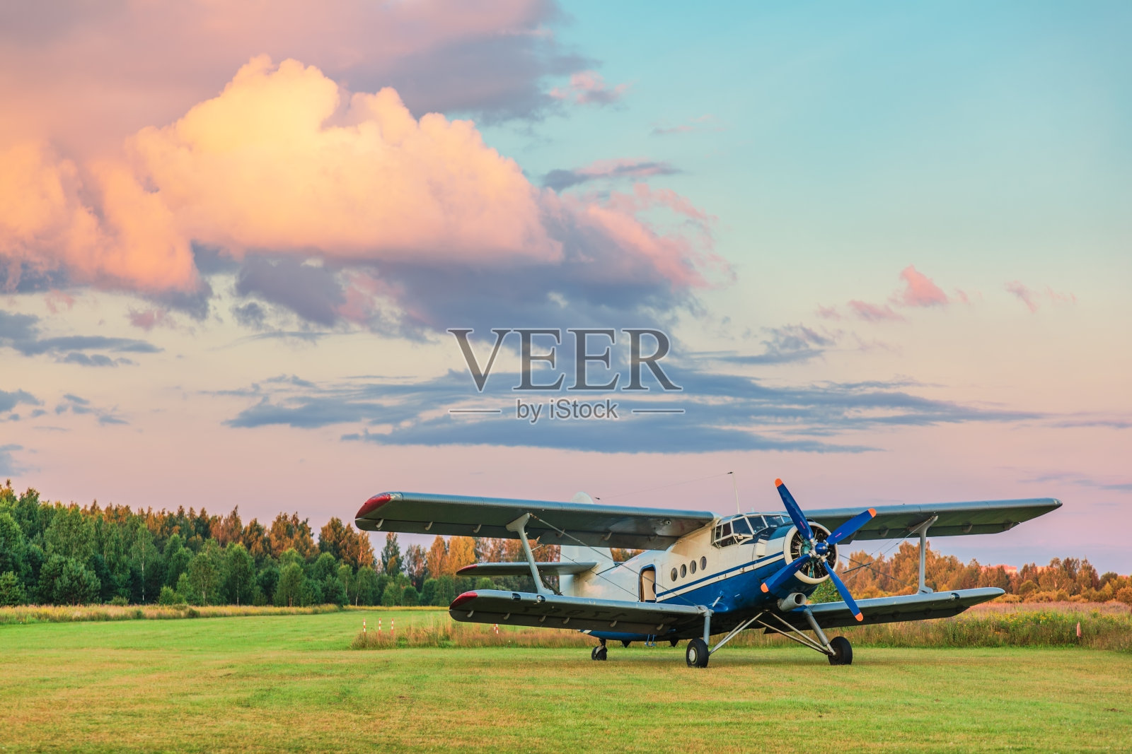 一架小型运动飞机停在机场照片摄影图片