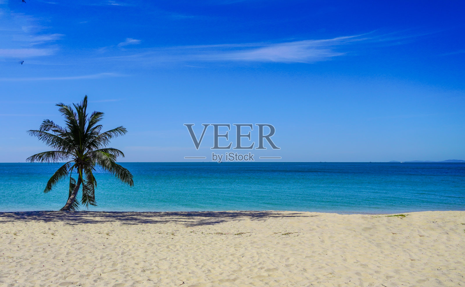 东南亚的海滩。棕榈树和蓝色的大海，天堂般的地方照片摄影图片