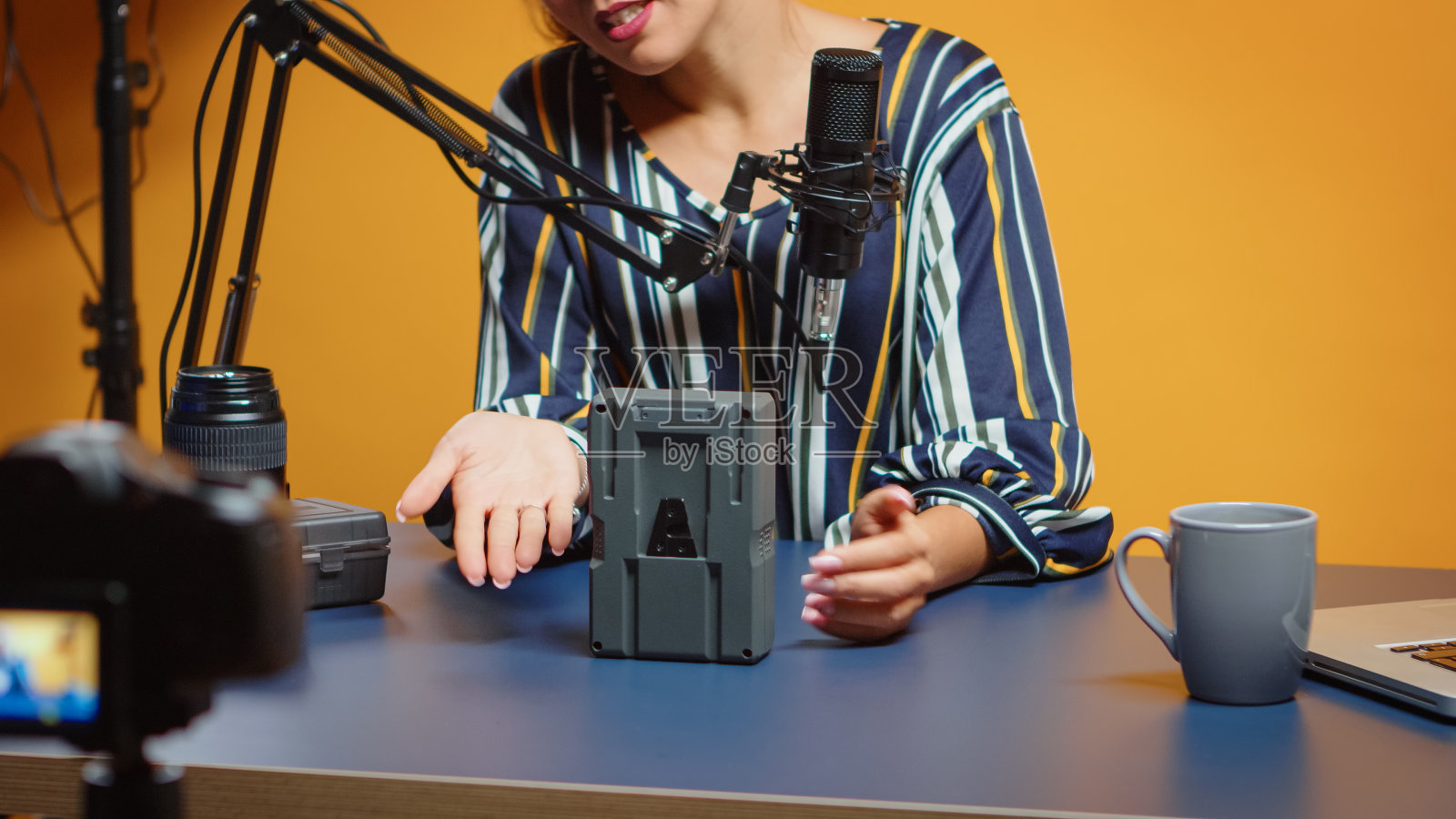 新媒体评论员在谈论v型电池照片摄影图片