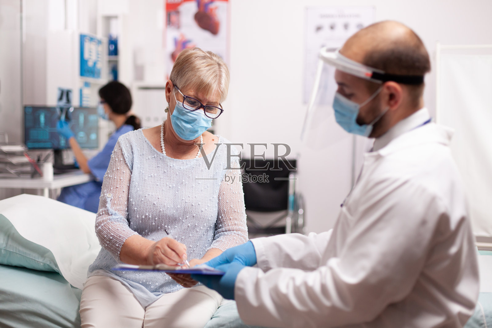 在抗疫过程中签署文件的资深女性照片摄影图片