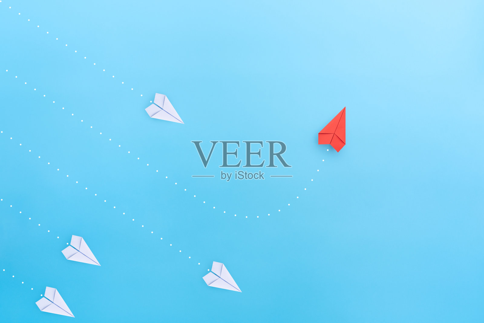 为企业提供新的创意、创新和解决方案概念。在蓝色背景上，一组白色纸平面指向一个方向，一组红色纸平面指向不同的方向。照片摄影图片