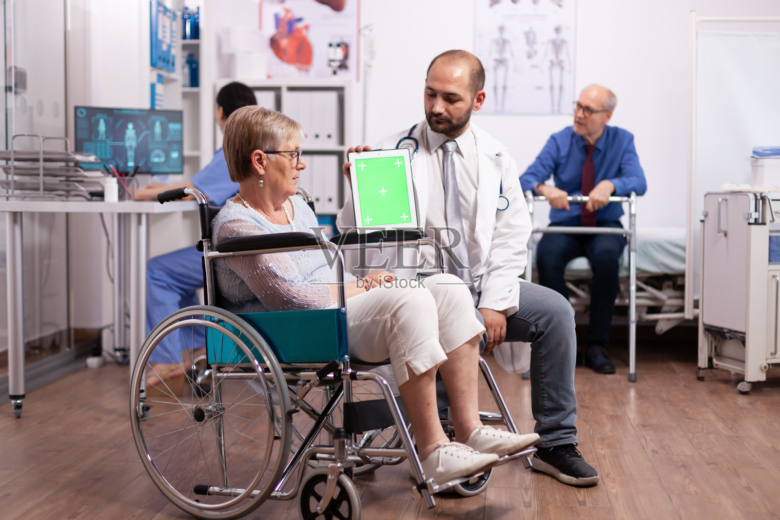 医生使用绿屏平板电脑照片摄影图片