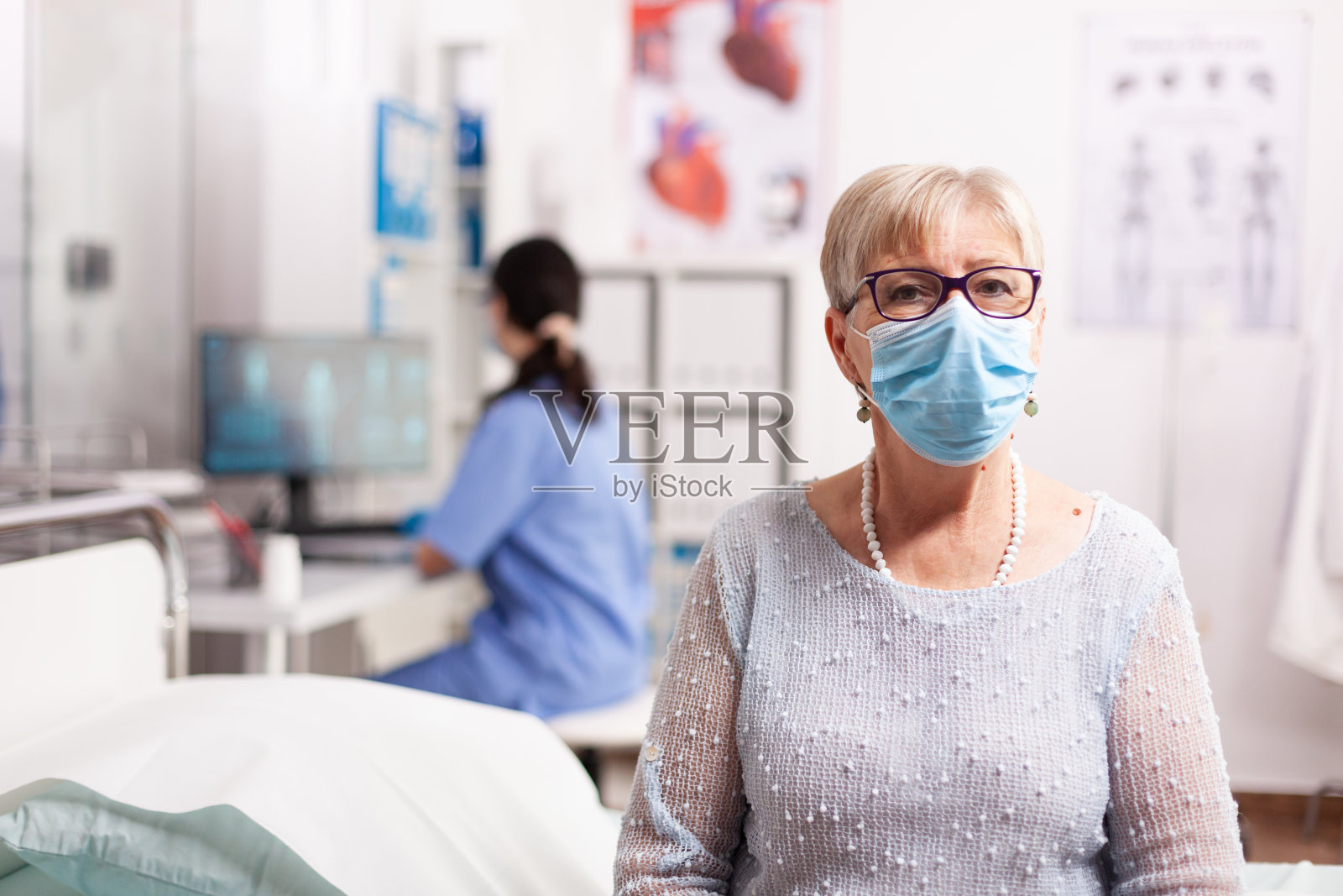 生病的老年妇女在等待医生的诊断照片摄影图片