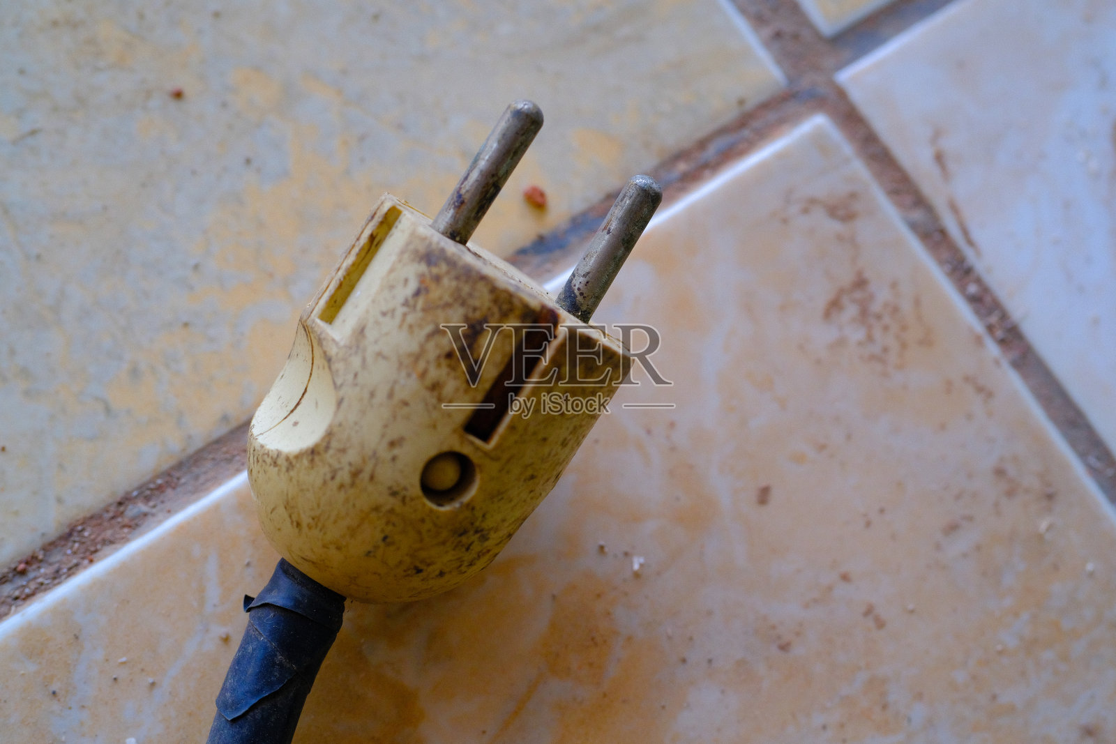 用蓝线隔离磨损的电插头照片摄影图片