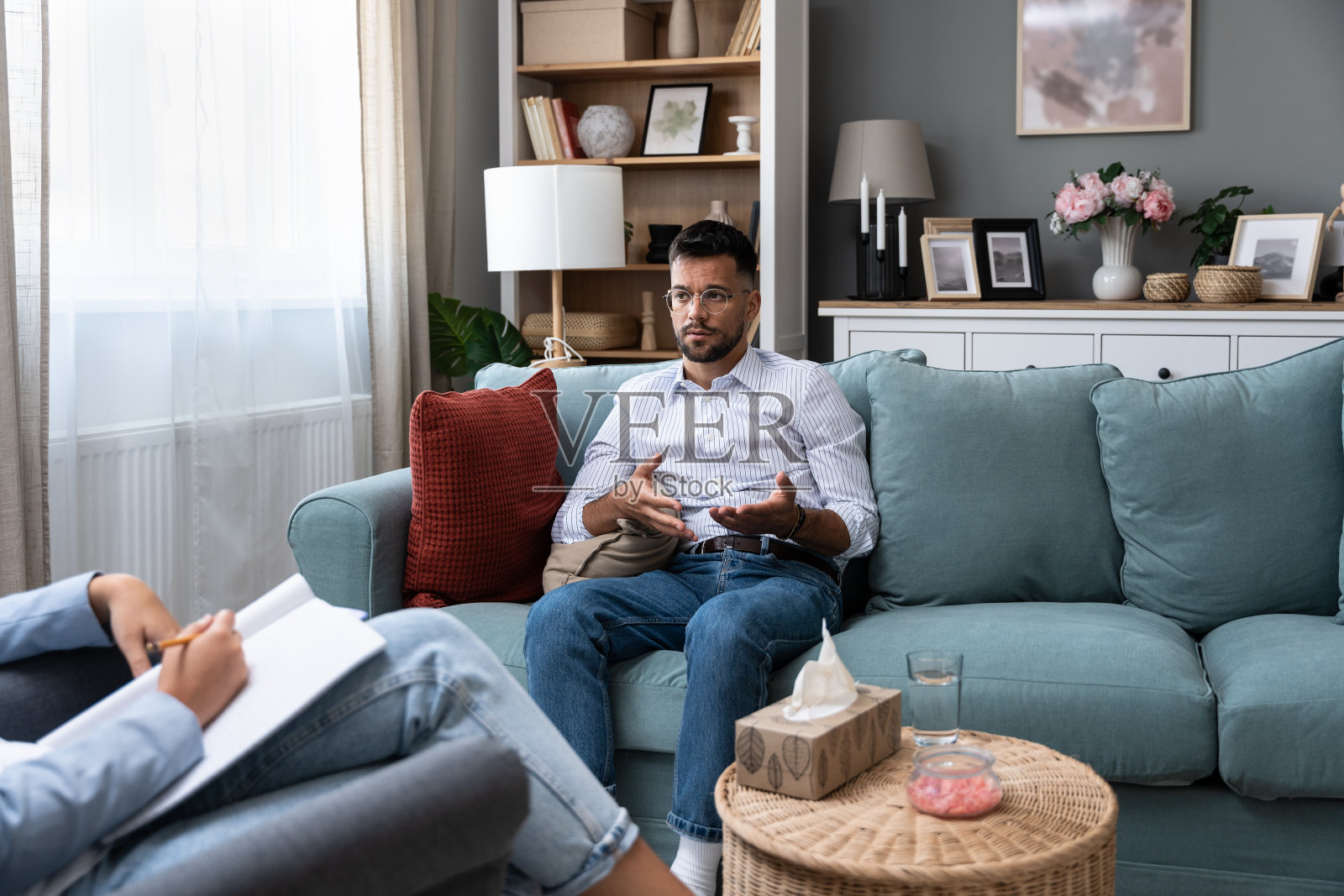 在失业、私人公司破产或亲人去世后接受心理治疗的年轻商人。男人离婚后向心理治疗师寻求帮助和解决办法。照片摄影图片