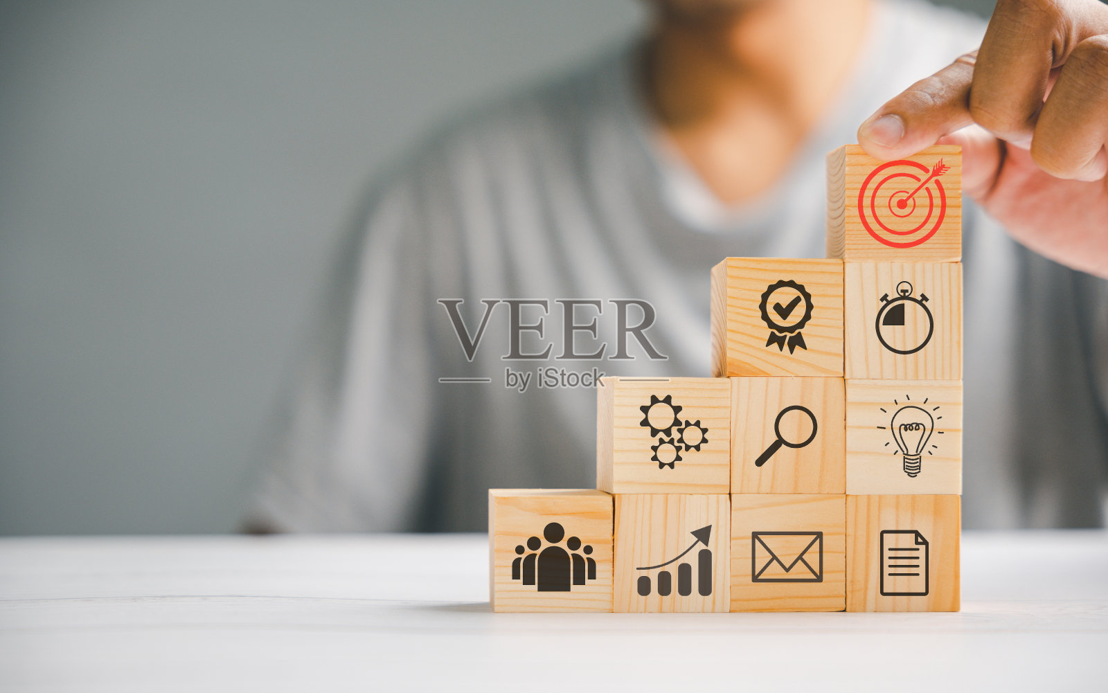 手工精心排列的木块堆叠照片摄影图片