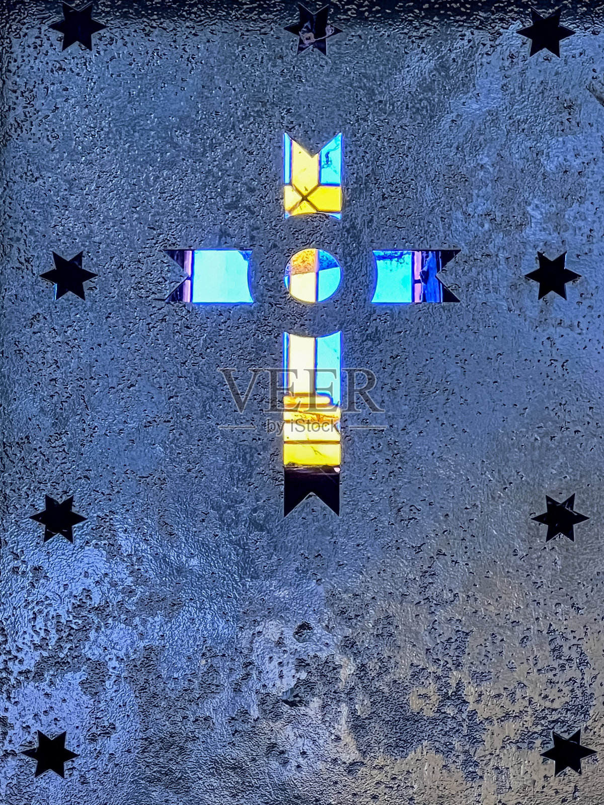 彩色玻璃十字架照片摄影图片