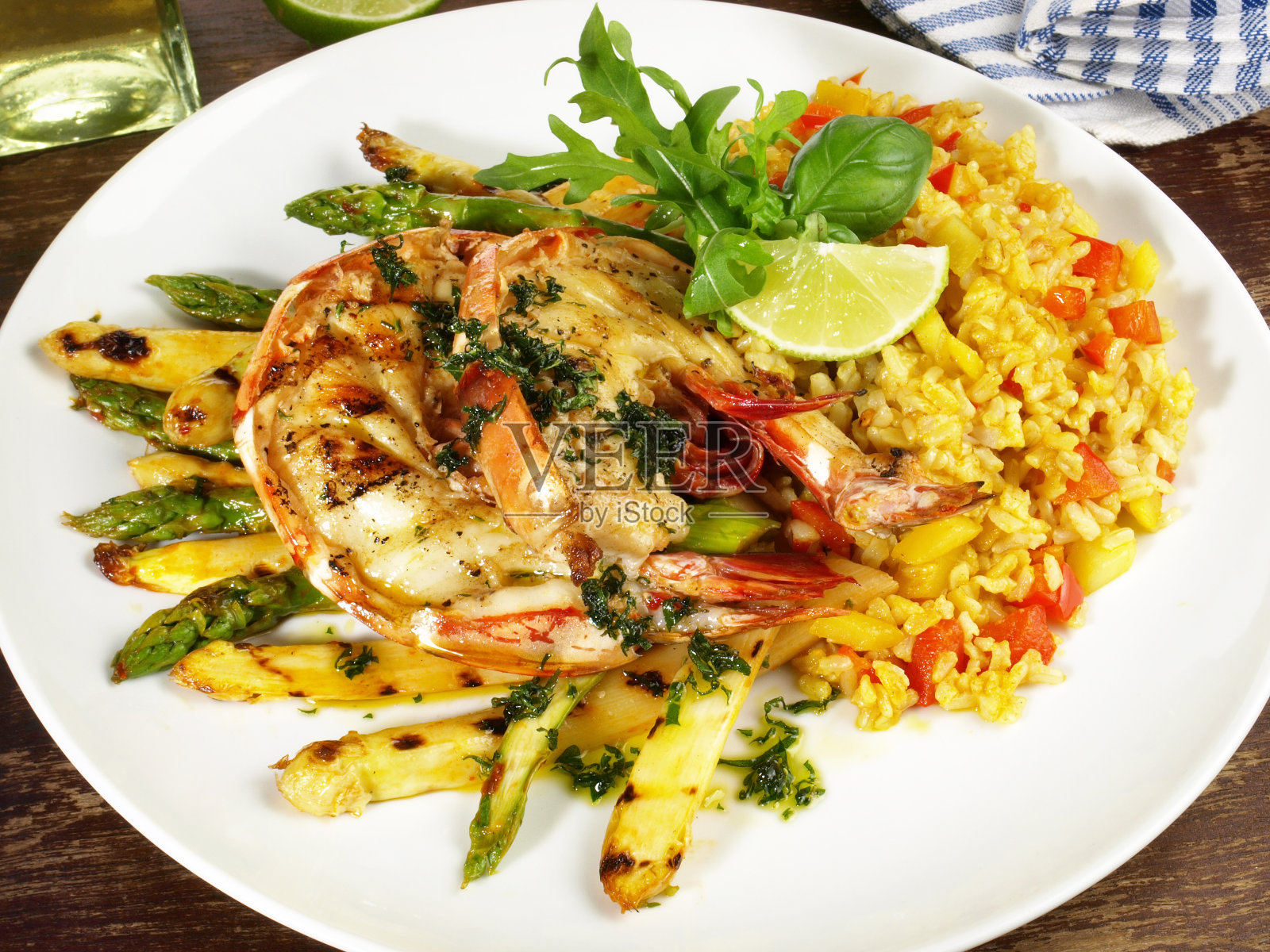 烤王虾-虎虾配米饭和芦笋照片摄影图片