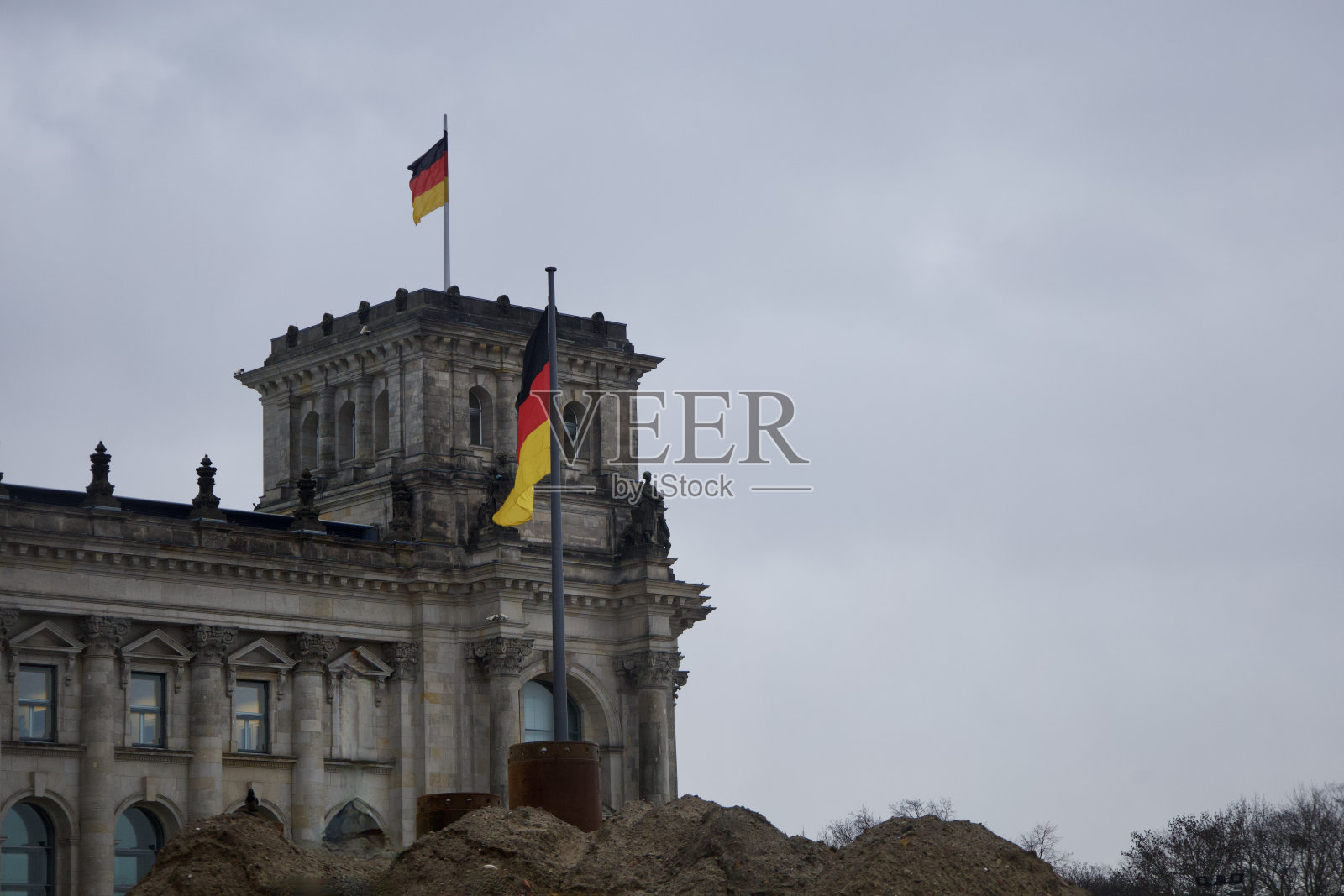 德国联邦议院屋顶上的德国国旗照片摄影图片