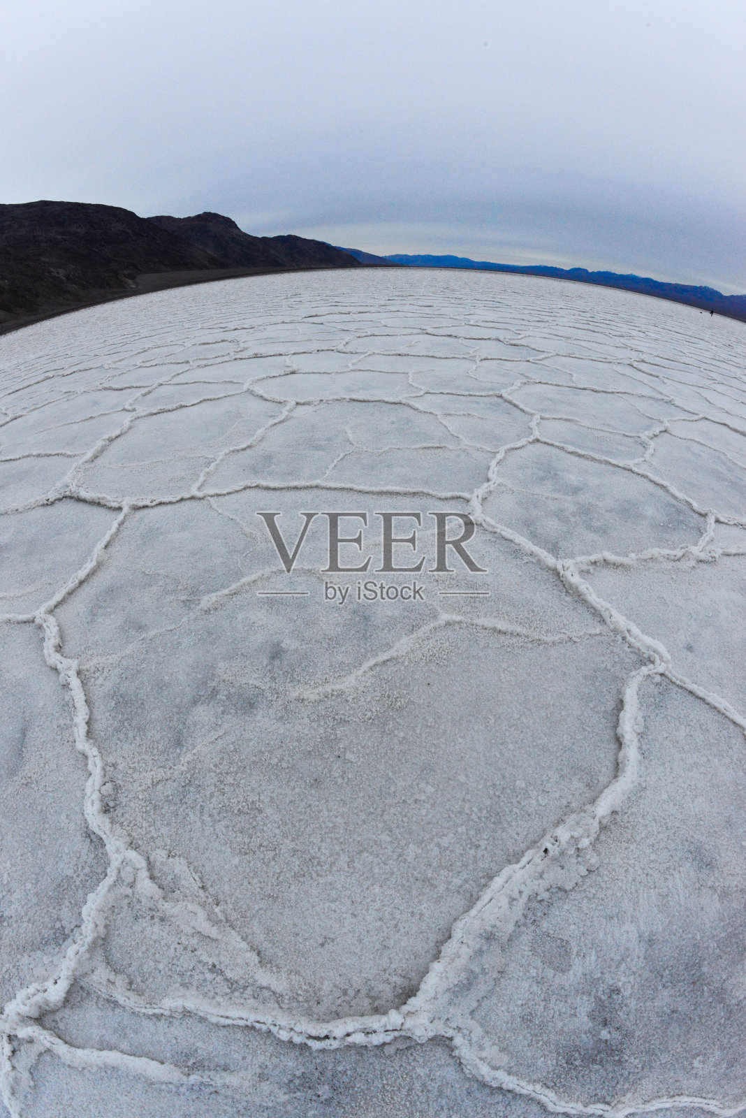 死亡谷国家公园，光滑的盐谷，裂缝和膨胀的盐，死盐景观，用鱼眼镜头拍摄照片摄影图片