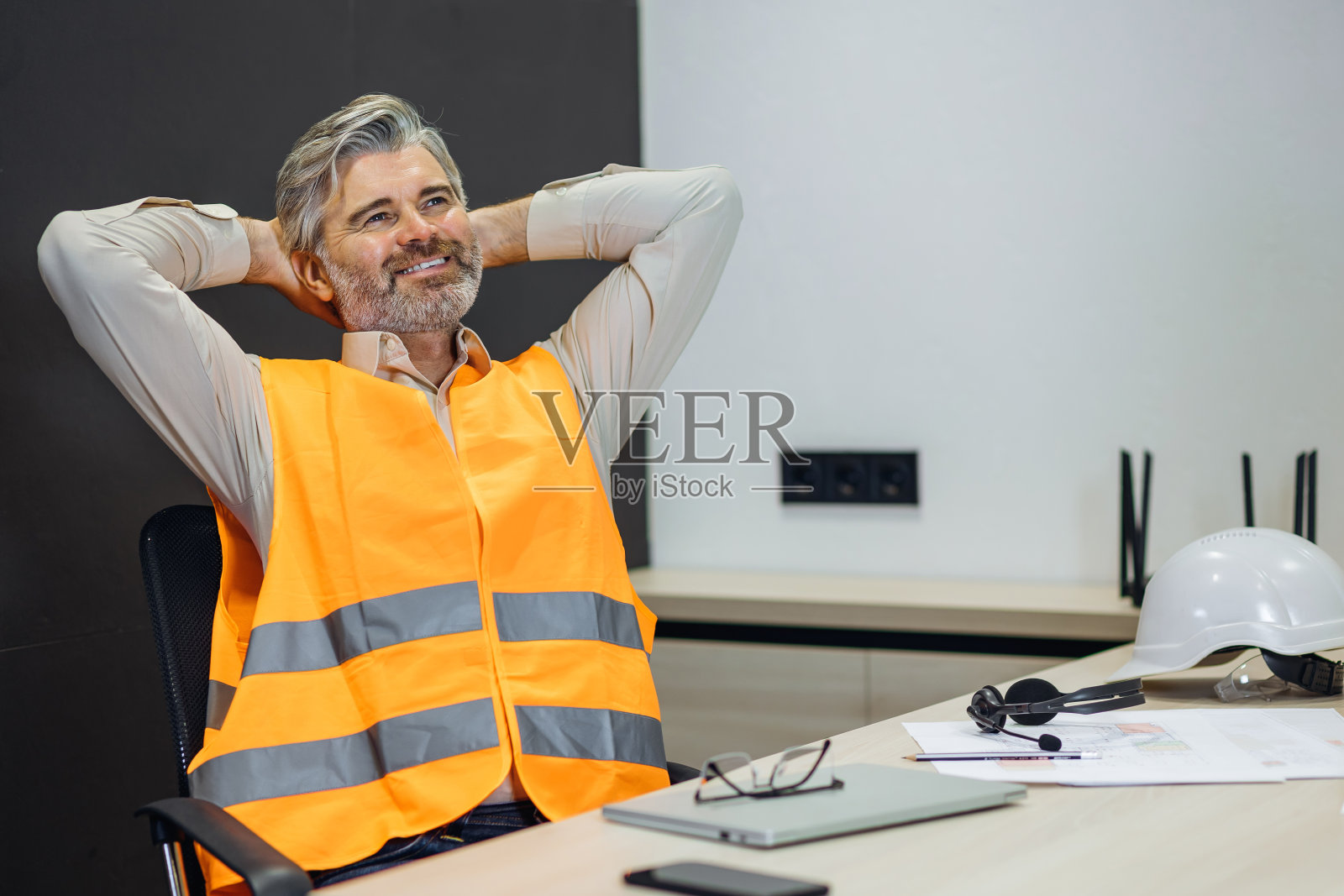 在办公室工作的资深成熟老男建筑师在休息时伸伸手照片摄影图片