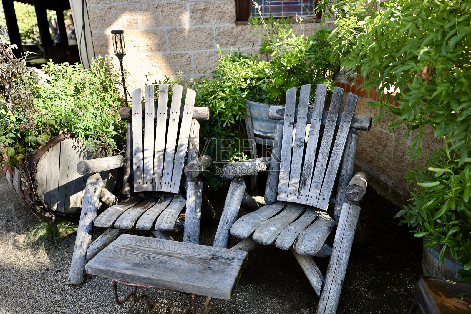 花园里的老式阿迪朗达克椅子照片摄影图片