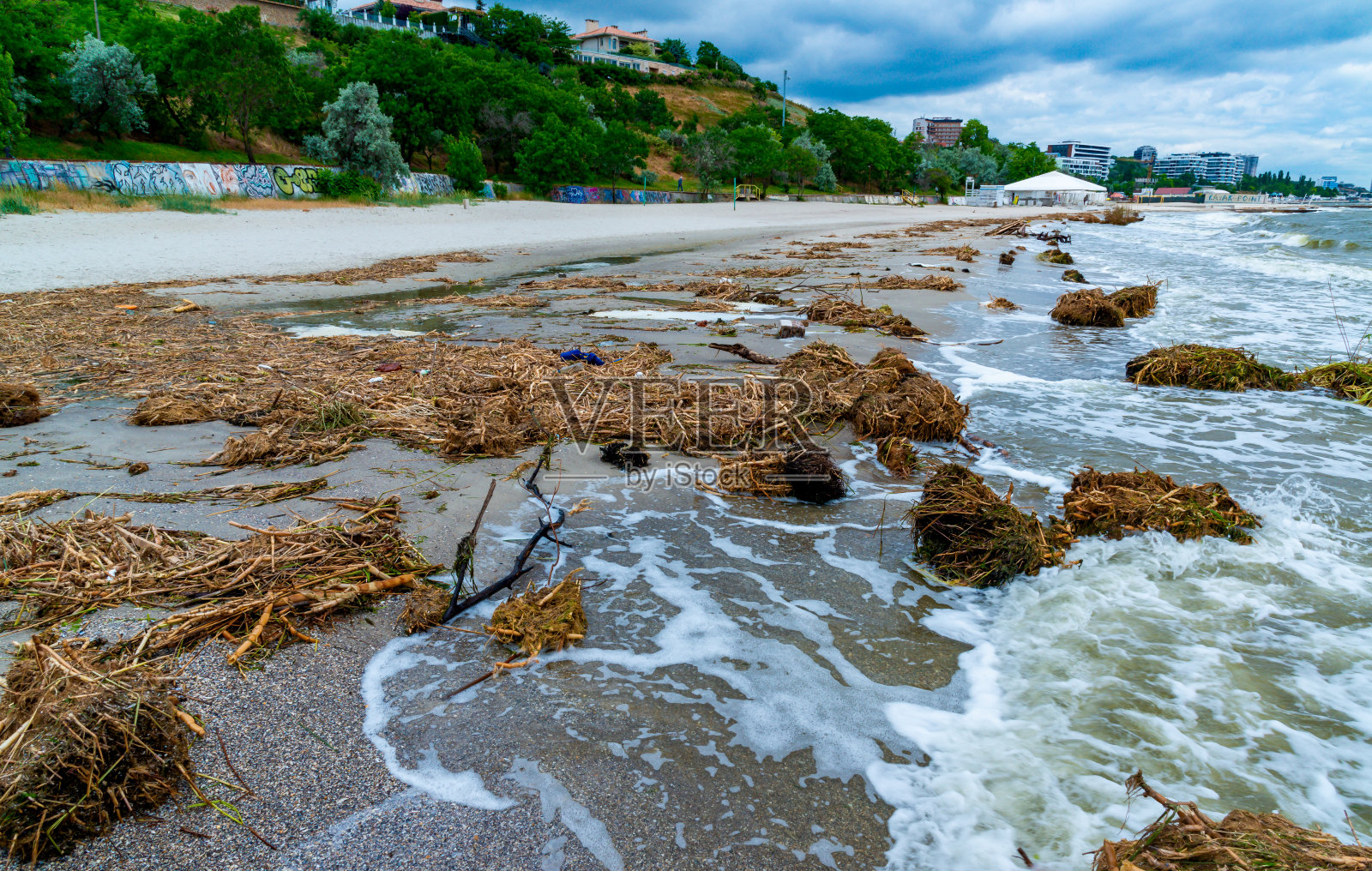 卡霍夫卡核电站事故的后果，污水带来的垃圾和核电站残骸污染了敖德萨的海滩照片摄影图片