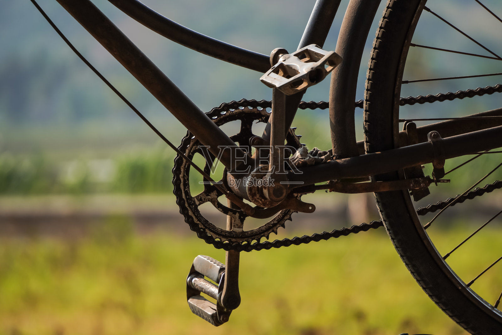 20世纪早期的经典老式黑人绅士敞篷自行车停在房子院子里。概念的收藏家项目，爱好，复古风格的自行车，装饰品，和博物馆。照片摄影图片