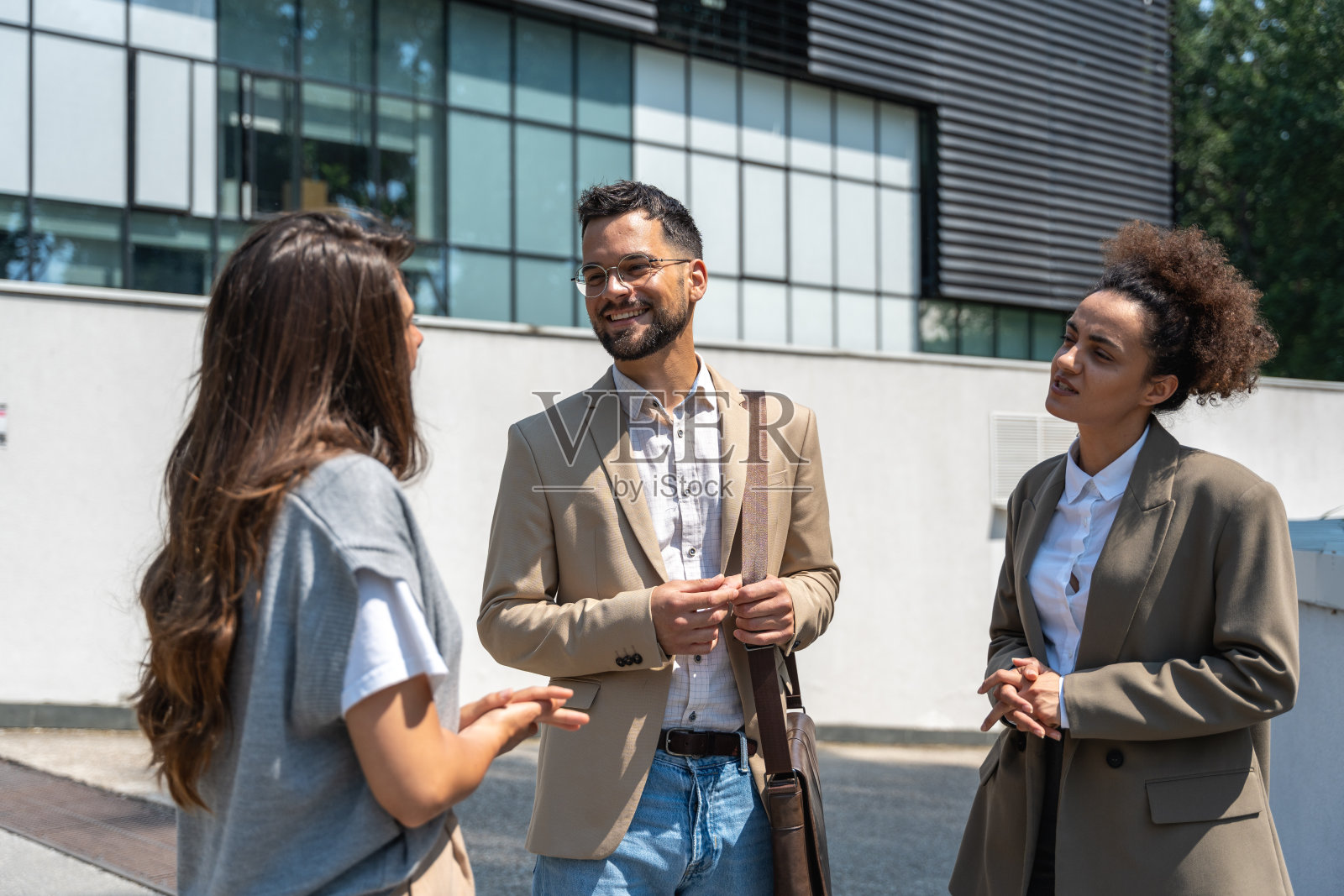 年轻的商业人士，专业的讲师致力于公司员工的教育，为贸易和市场上的产品植入，在预定的讲座之前讨论和协调信息照片摄影图片