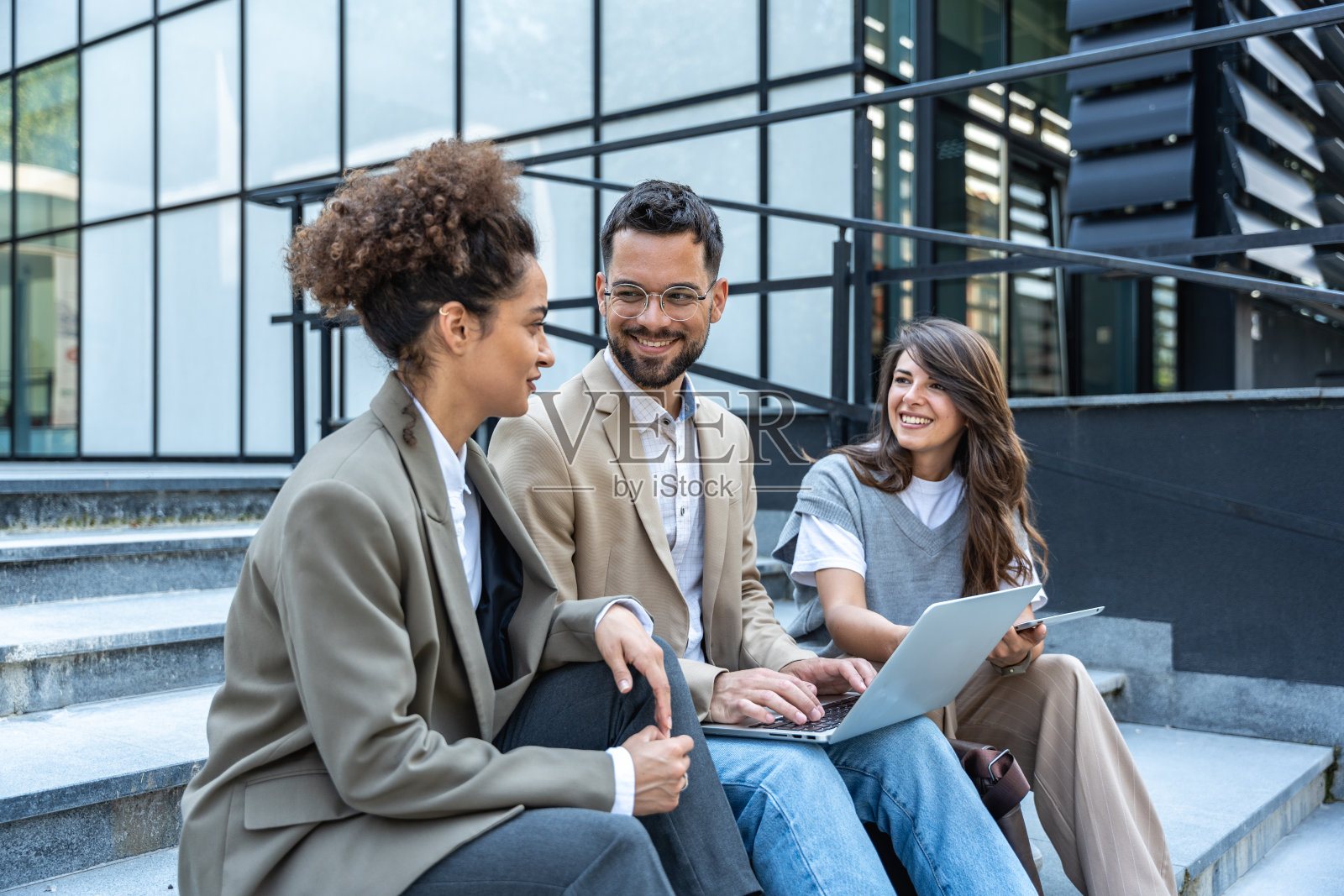 年轻的商业人士，专业的讲师致力于公司员工的教育，为贸易和市场上的产品植入，在预定的讲座之前讨论和协调信息照片摄影图片