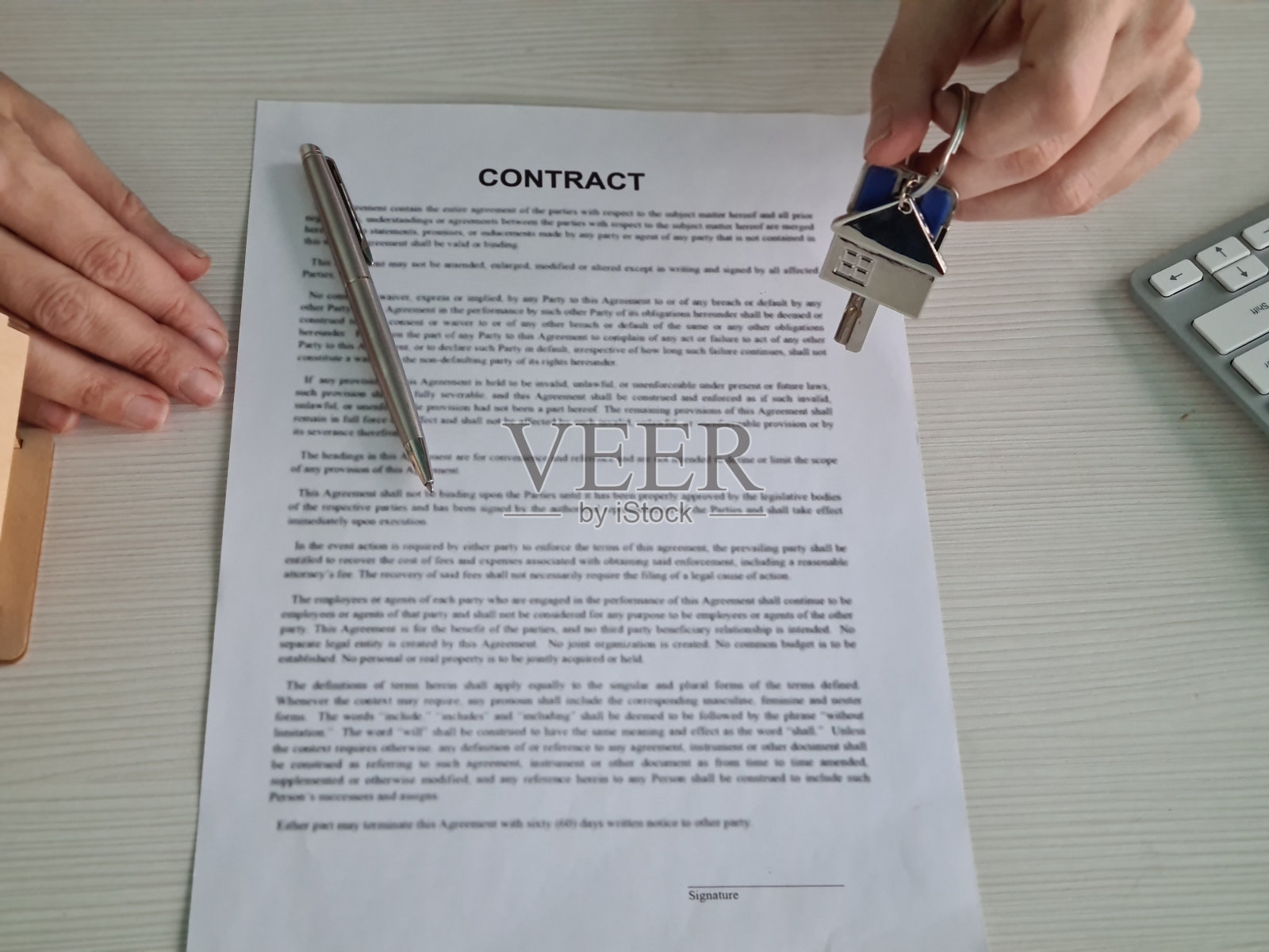 房地产经纪人房东将钥匙交给购房者房客照片摄影图片