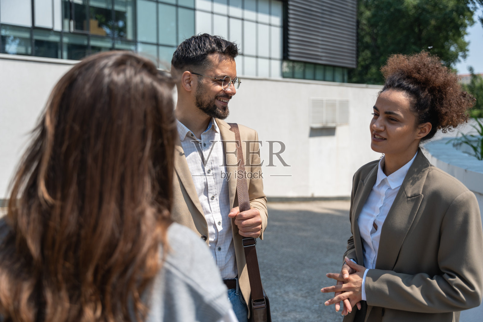 年轻的商业人士，专业的讲师致力于公司员工的教育，为贸易和市场上的产品植入，在预定的讲座之前讨论和协调信息照片摄影图片