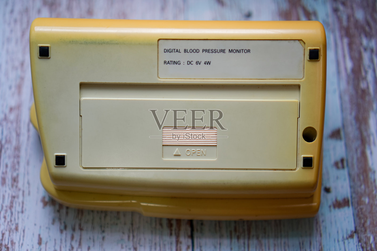 第一代带电池舱的数字家庭血压计的背部特写图像。照片摄影图片