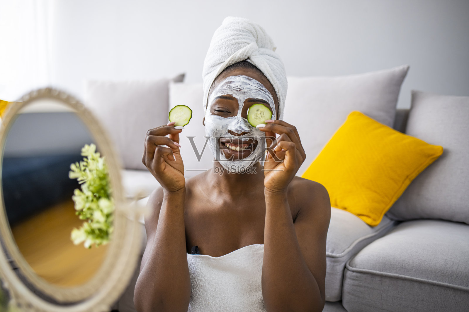 漂亮的年轻女子在家做水疗照片摄影图片