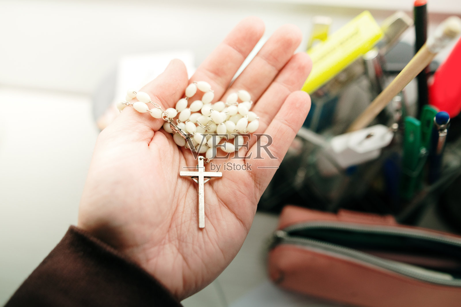 手握念珠照片摄影图片