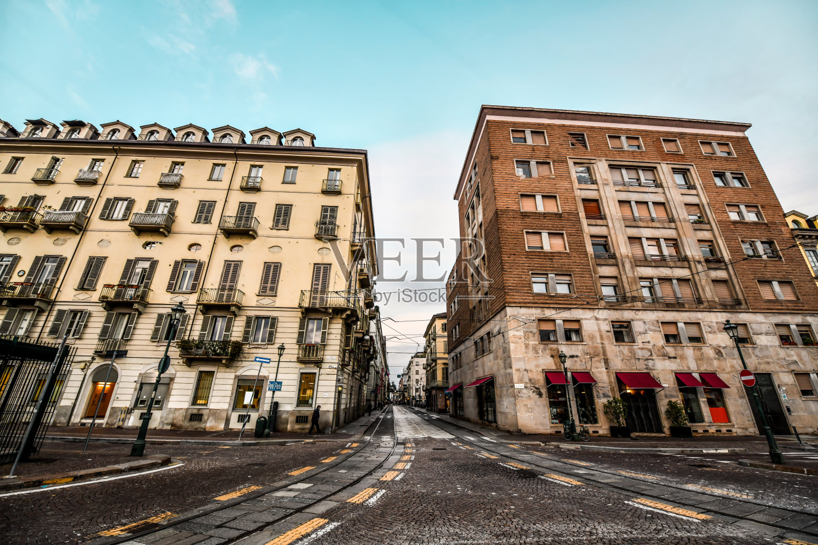 意大利都灵老街周围的建筑照片摄影图片