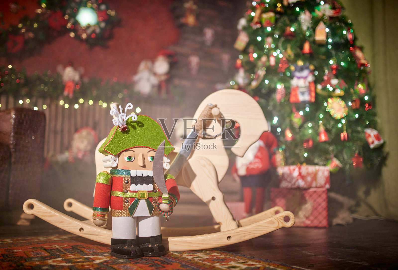传统圣诞装饰中的胡桃夹子和木马照片摄影图片