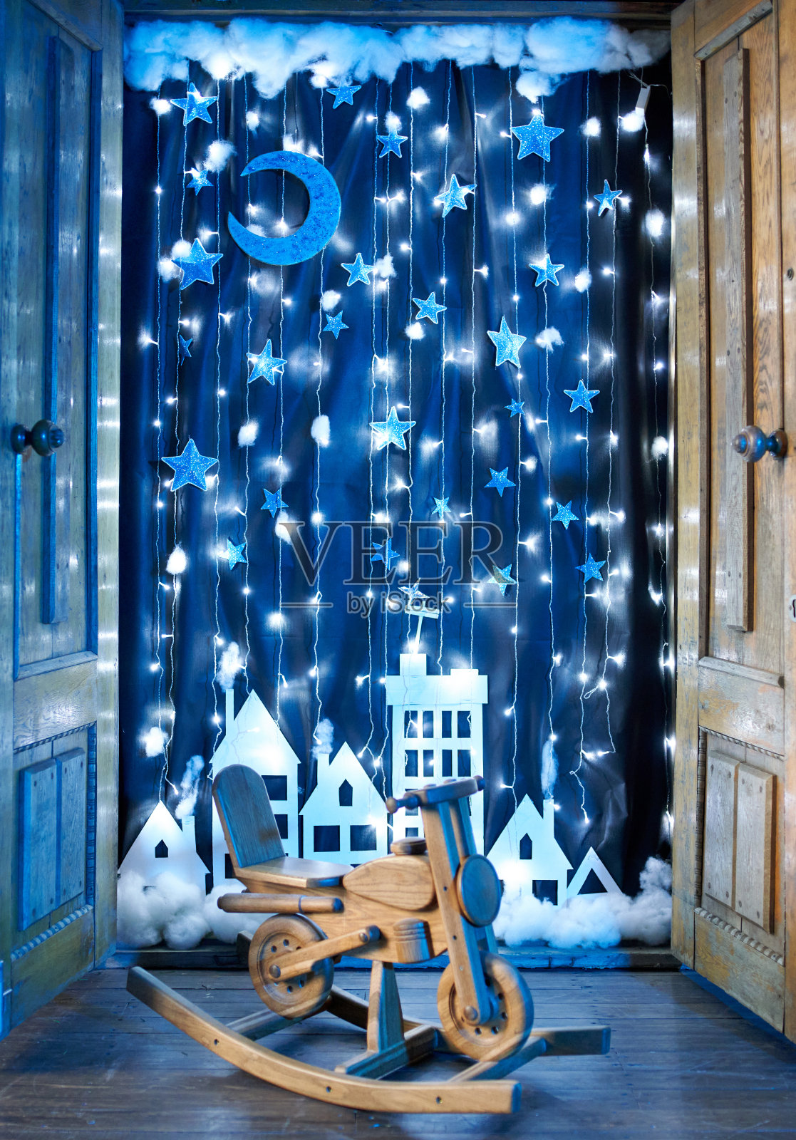 圣诞装饰门口与城市装置星空和串灯照片摄影图片