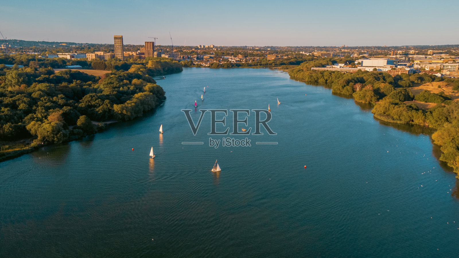 夏天英国伦敦布伦特水库鸟瞰图照片摄影图片