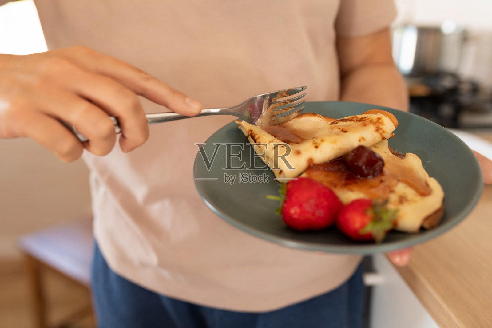 由煎饼、草莓和果酱组成的现成菜肴照片摄影图片