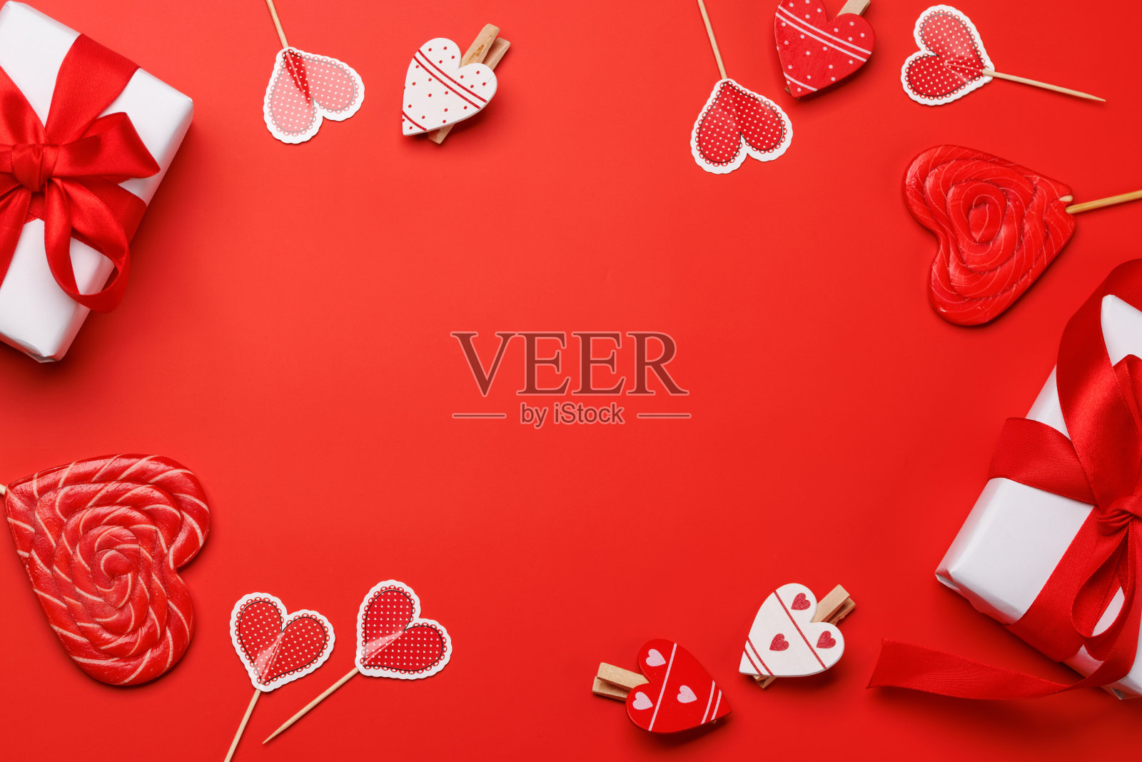 心形棒棒糖:红色背景上的糖果和文字空间照片摄影图片