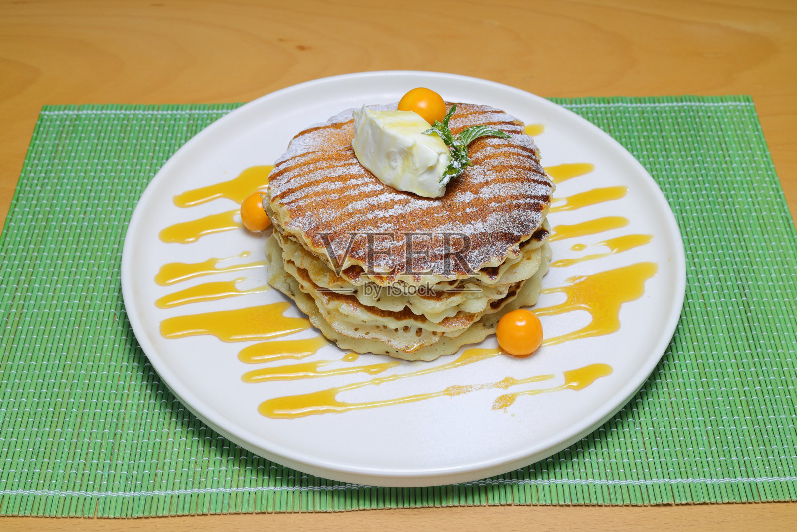 健康的夏日早餐煎饼配新鲜浆果。一叠传统煎饼配蓝莓，覆盆子，蜂蜜。照片摄影图片